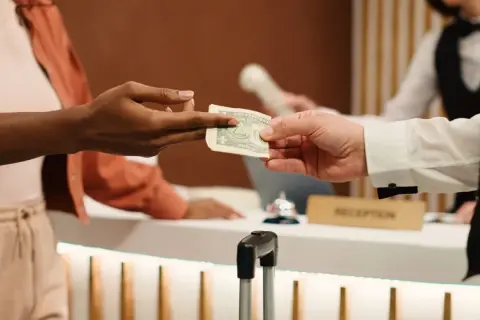 Napiwki w Turcji: Komu i ile dać bakszysz w hotelu? Praktyczny poradnik