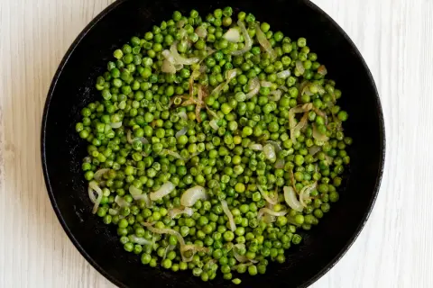 Piselli surgelati saltati in padella con cipolla, un contorno semplice e gustoso.