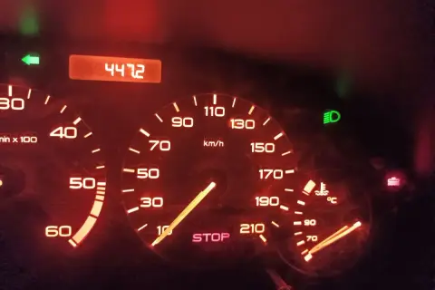 Deska rozdzielcza Peugeot 206: licznik kilometrów 4472, prędkościomierz, obrotomierz, wskaźnik temperatury i kontrolki.