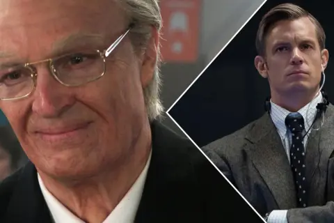 Joel Kinnaman i ny serie. En äldre man med glasögon ler, bredvid en yngre man i kostym med headset.