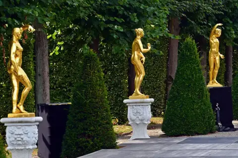 Moderne Gartenskulpturen: Auswahl, Platzierung & Pflege-Tipps