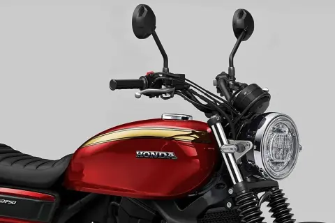 Detalle de la Honda GB 750, con su tanque rojo brillante y detalles dorados, lista para la aventura.