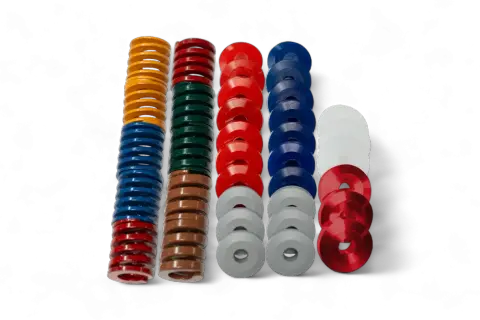 Molte molle colorate e rondelle in elastomero, un materiale flessibile e resistente, sono disposte in colonne su sfondo nero.