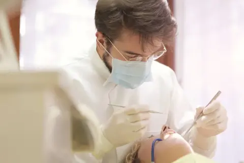 Co można zrobić u dentysty na nfz? Sprawdź darmowe usługi stomatologiczne