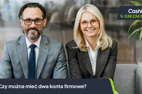 Uśmiechnięci biznesmeni w garniturach. Pytanie brzmi: czy można mieć dwa konta firmowe?