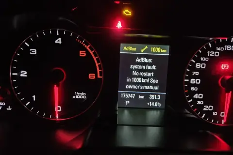Kontrolka AdBlue w Audi świeci się, informując o awarii systemu i braku możliwości restartu w ciągu 1000 km.