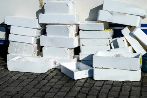 Stosy białych pojemników ze styropianu, które mogą być użyte do transportu ryb lub innych produktów. Zastanawiasz się, gdzie oddać styropian? Tutaj znajdziesz odpowiedź.