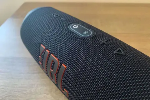 Jaką ładowarkę do JBL Charge 5 wybrać, aby uniknąć problemów?