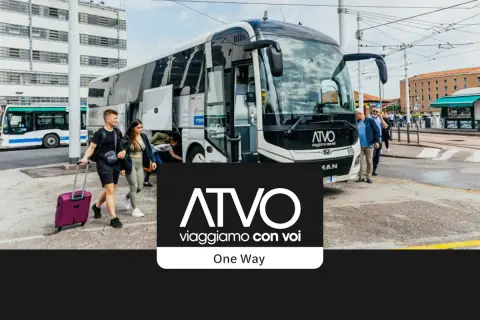 Młodzi ludzie z walizkami wsiadają do autobusu ATVO na lotnisku w Wenecji.