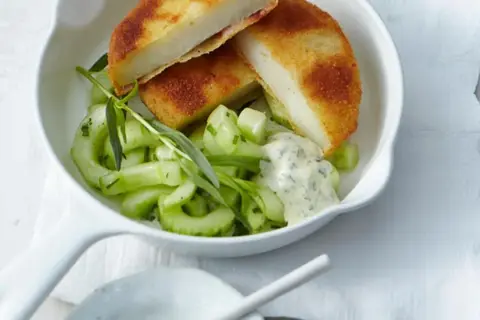 Kohlrabi-Puffer mit Gurkensalat und Kräuterquark – eine köstliche Idee für Kohlrabi Rezepte.
