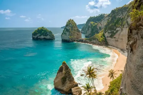 Rajska plaża z turkusową wodą i klifami. Idealne miejsce na wakacje, kiedy jechać na Bali?