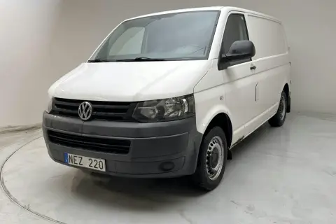 Vit VW Transporter T5 med rostskador undertill. Registreringsskylt NEZ 220.
