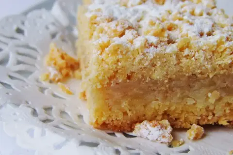 Pyszna szarlotka na kruchym cieście, posypana cukrem pudrem. Idealna na podwieczorek, zastanawiasz się, ile się piecze szarlotkę na kruchym cieście?