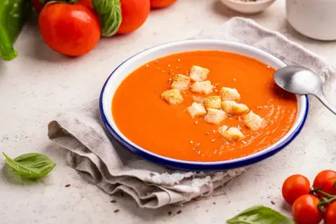Aksamitna, najlepsza zupa pomidorowa przepis babci, z chrupiącymi grzankami i świeżą bazylią.