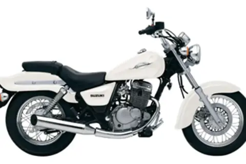 Biały motocykl Suzuki Marauder 125 widziany z boku.