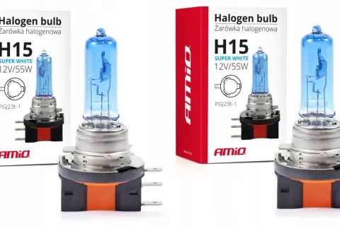 Dwie żarówki halogenowe H15 AMIO Super White 12V/55W, idealne do Skoda Octavia 1, zapewniające jasne światło.