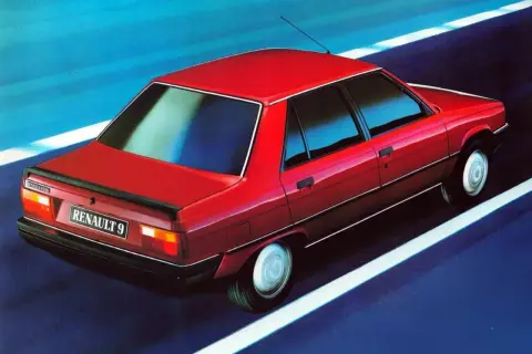 Czerwony Renault 9 pędzi po drodze, odbijając się w niebieskim tle.