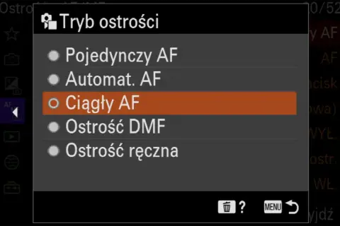 Menu aparatu: Tryb ostrości. Wybrany "Ciągły AF" - co to jest? Ciągły autofokus śledzi ruch.