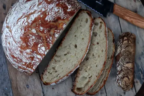 Frisch gebackenes Kartoffelbrot mit knuspriger Kruste und weicher Krume. Ein tolles Rezept für Kartoffelbrot!