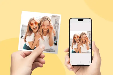 Dwie dziewczyny w okularach na zdjęciu i na ekranie telefonu. Dowiedz się, jak wydrukowac zdjecia z telefonu.
