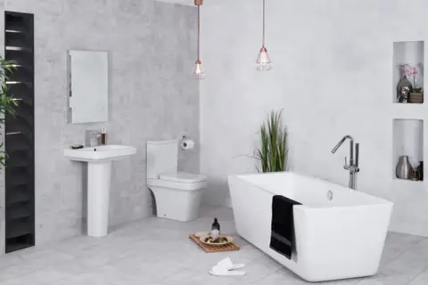 Nowoczesne umywalki stojące, wanna wolnostojąca i elegancka armatura tworzą stylową łazienkę.