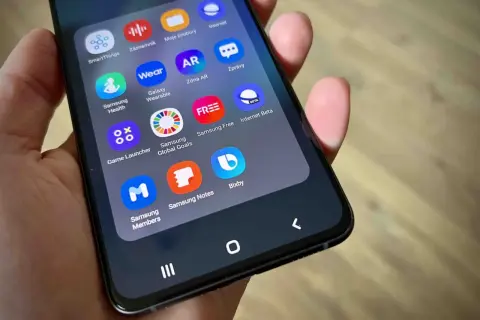 Szukasz informacji, jak wyłączyć asystenta głosowego w TV Samsung? Na ekranie telefonu widać ikonę Bixby, która może pomóc w zarządzaniu urządzeniami.
