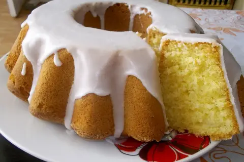 Babka cytrynowa bardzo wilgotna mniam! Idealna na deser, z lukrem spływającym po bokach.