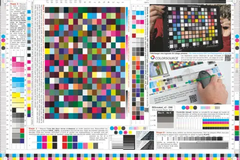 Mire de contrôle couleurs avec des carrés multicolores, des échelles de gris et des informations techniques sur le calage des presses CMJN.