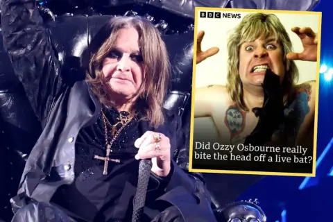 Ozzy Osbourne, w czarnej, skórzanej kurtce, siedzi na tronie. Obok niego zdjęcie z nagłówkiem BBC News: "Czy Ozzy Osbourne naprawdę ugryzł żywego nietoperza?".