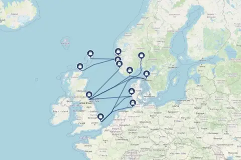 Mapa pokazuje trasy morskie z Wielkiej Brytanii do Norwegii, przez Danię i Szwecję. Jak dojechać do Norwegii? Promem!
