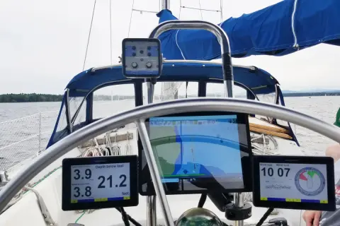 Strumenti nautici per navigazione: display con profondità, velocità e dati del vento su una barca a vela.