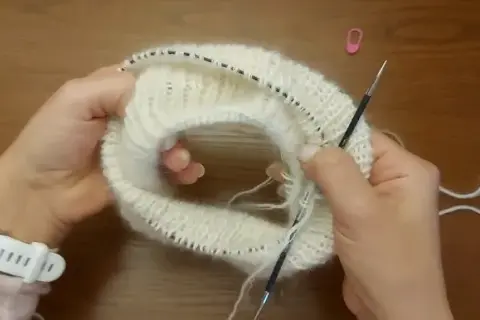 Jak zwęzić sweter robiony na drutach i uzyskać idealne dopasowanie