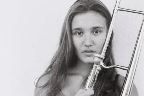 Rita Payés, joven trombonista, posa con su instrumento.
