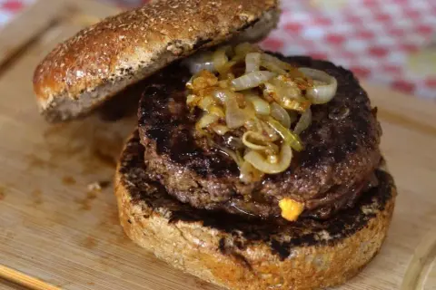 Jak przyprawić mięso do burgera, by zachwycić smakiem?