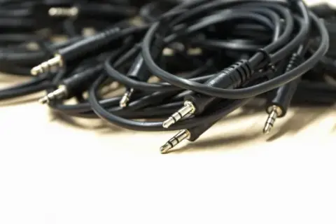 Jaki kabel do gitary elektrycznej wybrać, aby uniknąć zakłóceń?