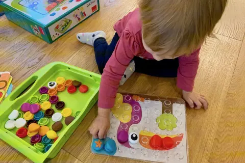 Najlepsze zabawki manualne dla 2 latka: rozwijaj zdolności malucha