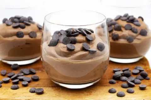 Schokoladiger protein nachtisch in Gläsern, garniert mit Schokodrops. Ein Genuss für alle, die auf ihre Ernährung achten.