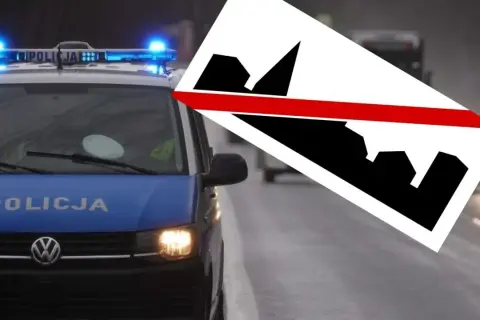 Policyjny radiowóz z włączonymi sygnałami świetlnymi, obok znak d43.