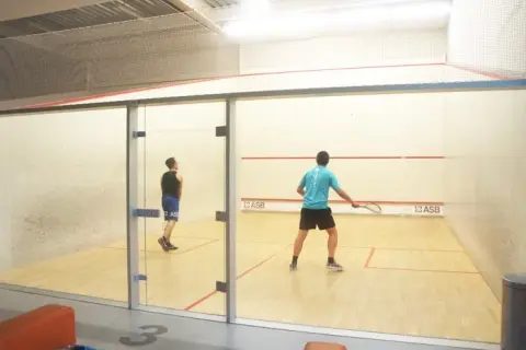 Squash Warszawa z MultiSport: Kluby, dopłaty i jak grać taniej