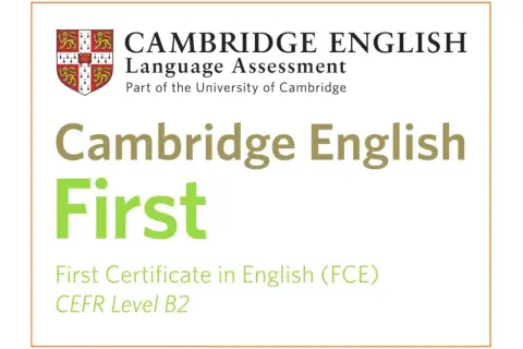 Logo Cambridge English z napisem "Cambridge English First", czyli FCE egzamin na poziomie B2.