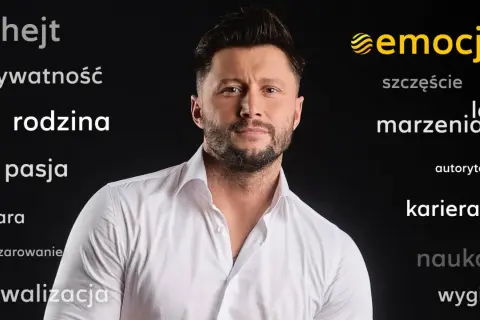 Mężczyzna w białej koszuli na czarnym tle, otoczony słowami: wiara, rodzina, pasja, emocje.