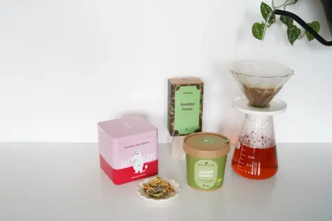 Pudełko z herbatą Moomin, zielona herbata jaśminowa i japońska sencha – wybór najzdrowszych herbat ziołowych do zaparzenia.