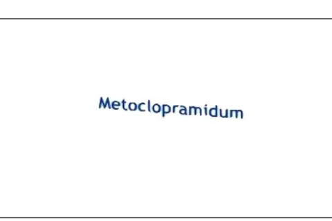 Napis "Metoclopramidum" w kolorze granatowym, lekko pochyły, na białym tle.