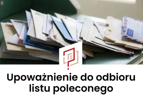 Stos listów, wśród nich koperty z Poczty Polskiej. Potrzebne upoważnienie do odbioru korespondencji.