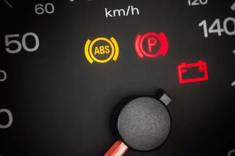 Testigo ABS encendido. El sistema antibloqueo de frenos (ABS) ayuda a mantener el control al frenar.
