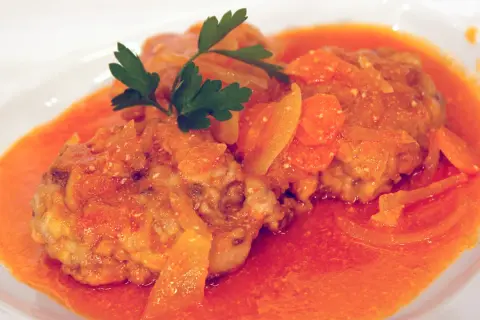 Albondigas de bonito en salsa de tomate con zanahoria y perejil.