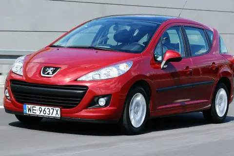 Czerwony Peugeot 207 na drodze. Wiele osób szuka peugeot 207 opinie, ten model jest świetnym wyborem.