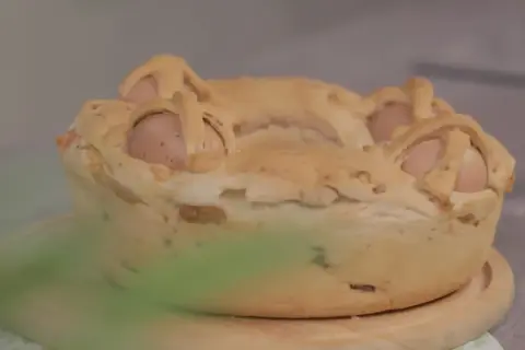 La torta pasqualina, con il suo significato di rinascita, è un simbolo di casa carut. Le uova incastonate nell'impasto dorato raccontano storie di tradizione.