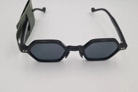 Okulary przeciwsłoneczne Only & Sons w czarnej, sześciokątnej oprawce z ciemnymi szkłami.