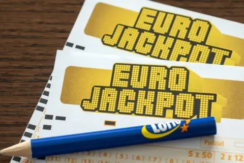Eurojackpot vs Lotto: gdzie matematyka daje większe prawdopodobieństwo wygranej? Dwa kupony lotto i niebieski ołówek.